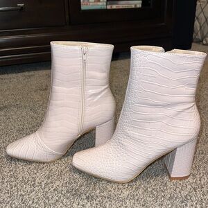 Lulu’s My Generation Pale Pink Crocodile High Heel Mid-Calf Boots Size 8 NWT